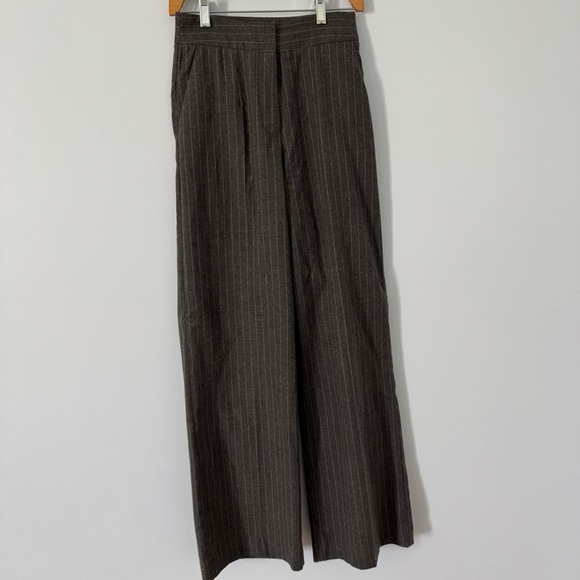 Dynamite Gray Pinstripe Wide Leg Pants – Size 00 ✨ Sleek Pinstripe Perfection ✨ - Picture 1 of 7